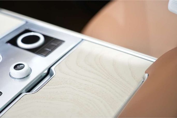 Used Land Rover Range Rover P530 MHEV V, 4.4 l, 2023 in Dubai by Oscar Motors, White color. GCC Specs | AUTO.AE