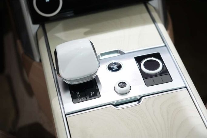 Used Land Rover Range Rover P530 MHEV V, 4.4 l, 2023 in Dubai by Oscar Motors, White color. GCC Specs | AUTO.AE