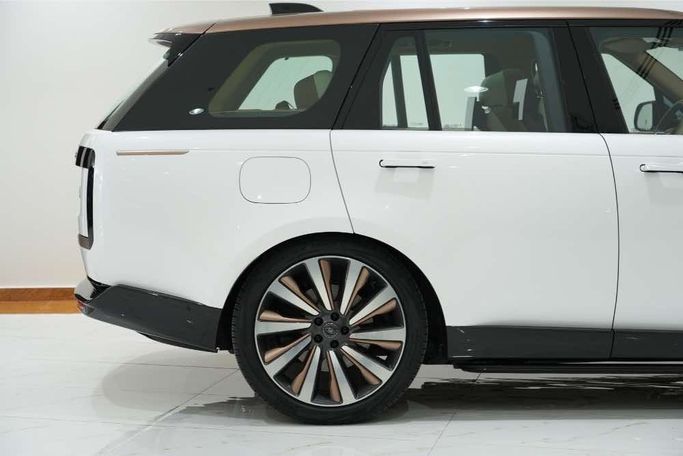Used Land Rover Range Rover P530 MHEV V, 4.4 l, 2023 in Dubai by Oscar Motors, White color. GCC Specs | AUTO.AE