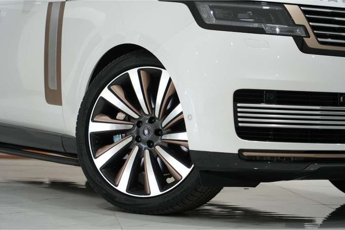 Used Land Rover Range Rover P530 MHEV V, 4.4 l, 2023 in Dubai by Oscar Motors, White color. GCC Specs | AUTO.AE