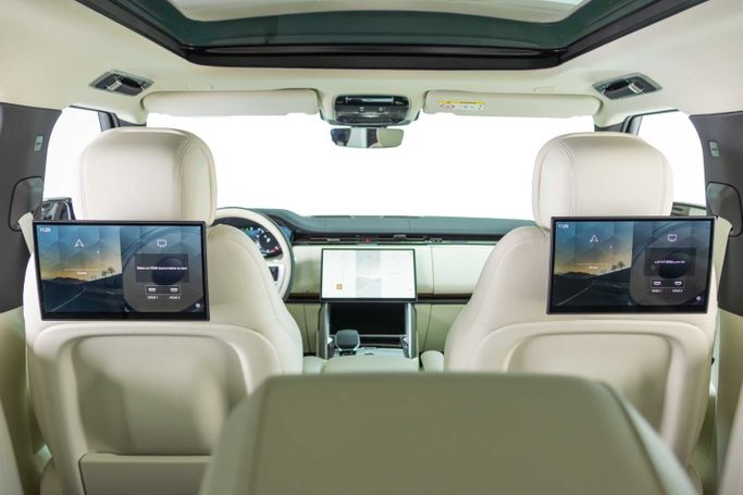 Подержанный Land Rover Range Rover P530 MHEV V, 4.4 л, 2025 в Дубае от The Car Superstore Серый цвет. GCC | AUTO.AE