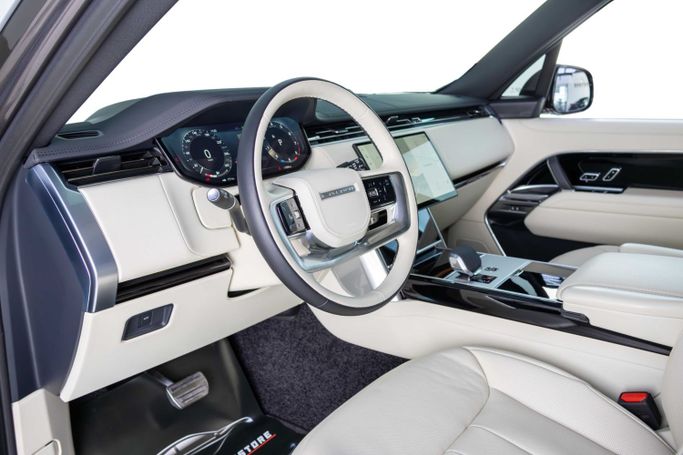 Подержанный Land Rover Range Rover P530 MHEV V, 4.4 л, 2025 в Дубае от The Car Superstore Серый цвет. GCC | AUTO.AE