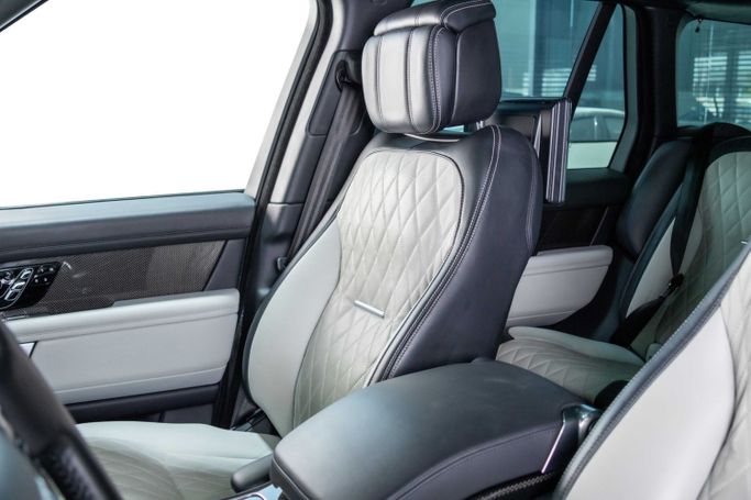 Подержанный Land Rover Range Rover P525 IV Рестайлинг, 5.0 л, 2019 в Дубае от The Car Superstore Черный цвет. GCC | AUTO.AE