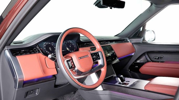 Подержанный Land Rover Range Rover P615 MHEV V, 4.4 л, 2024 в Дубае от The Car Superstore Белый цвет. GCC | AUTO.AE