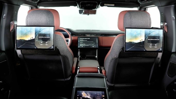 Подержанный Land Rover Range Rover P615 MHEV V, 4.4 л, 2024 в Дубае от The Car Superstore Белый цвет. GCC | AUTO.AE