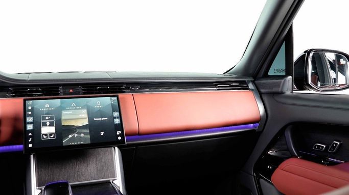 Подержанный Land Rover Range Rover P615 MHEV V, 4.4 л, 2024 в Дубае от The Car Superstore Белый цвет. GCC | AUTO.AE