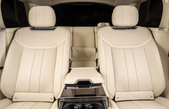 Подержанный Land Rover Range Rover P530 MHEV V, 4.4 л, 2023 в Дубае от The Car Superstore Черный цвет. Европейская | AUTO.AE