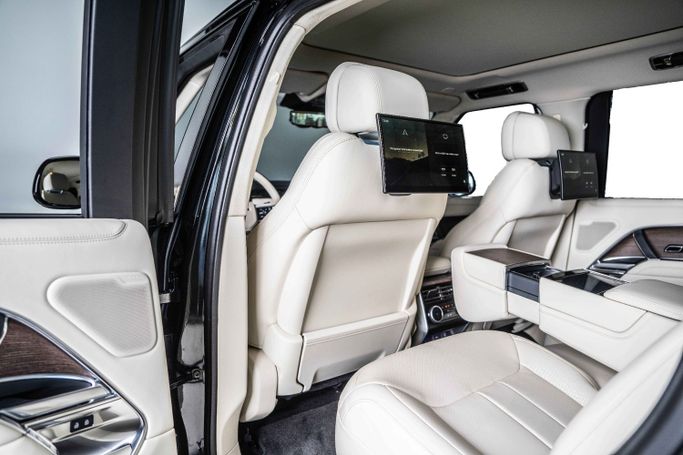 Подержанный Land Rover Range Rover P530 MHEV V, 4.4 л, 2023 в Дубае от The Car Superstore Черный цвет. Европейская | AUTO.AE