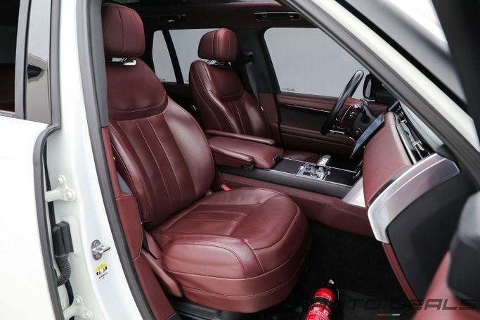 Подержанный Land Rover Range Rover P530 MHEV V, 4.4 л, 2022 в Дубае от AUTO DEALS Белый цвет. GCC | AUTO.AE