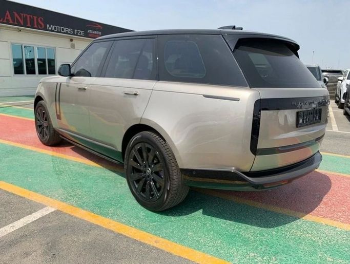 Новый Land Rover Range Rover P615 MHEV V, 4.4 л, 2022 в Дубае от Atlantis Motors FZE Золотистый цвет. GCC | AUTO.AE