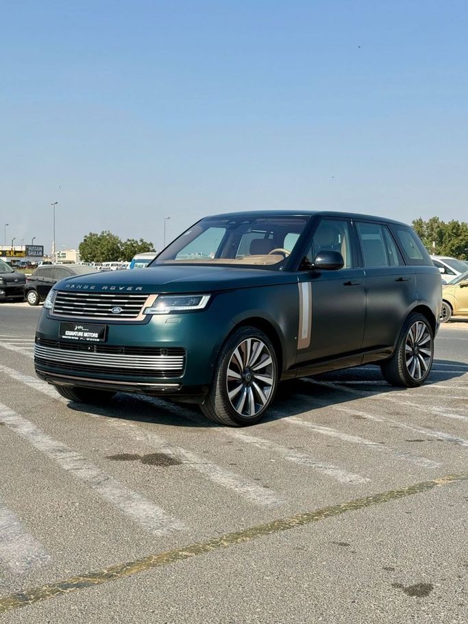 Подержанный Land Rover Range Rover P530 MHEV V, 4.4 л, 2023 в Дубае от Signature Motors FZE Зеленый цвет. GCC | AUTO.AE