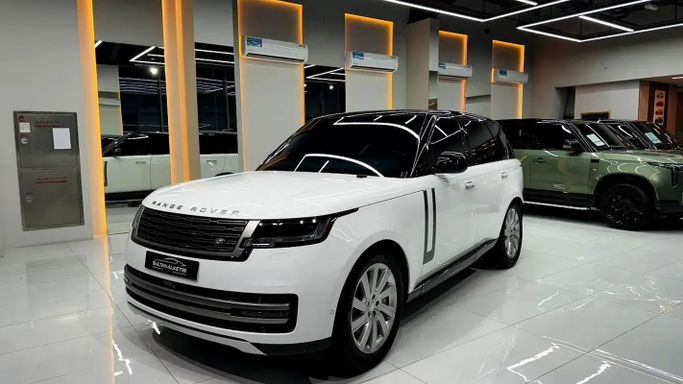 مستعملة Land Rover Range Rover P440e V, 3.0 l, 2023 في في دبي من Sultan Al Kutbi Motors، اللون أبيض. مواصفات الخليج | AUTO.AE | إعلان #260409