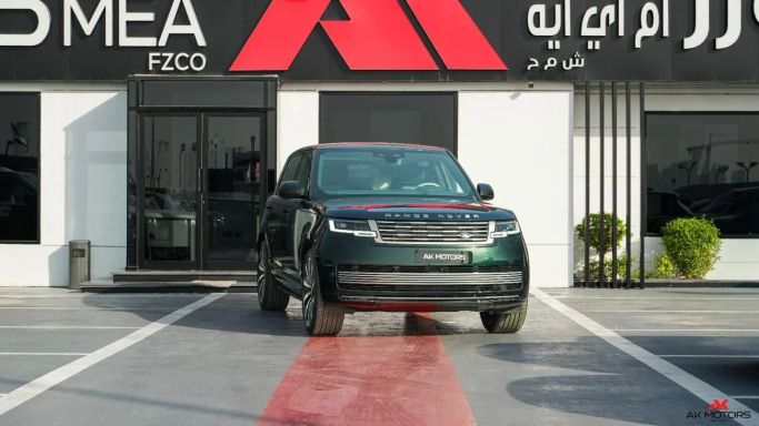 جديدة Land Rover Range Rover P615 MHEV V, 4.4 l, 2026 في في دبي من AK Motors MEA، اللون أخضر. مواصفات الخليج | AUTO.AE | إعلان #265541