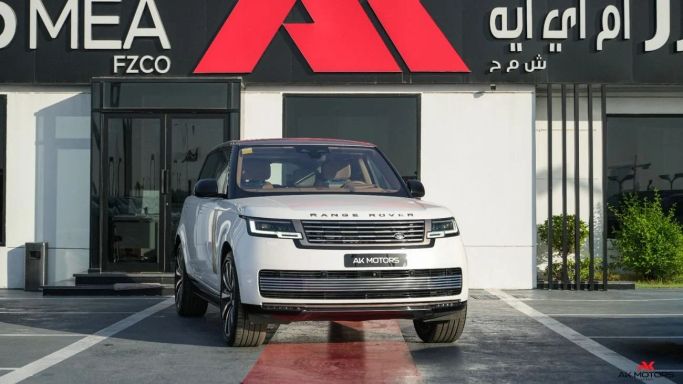 جديدة Land Rover Range Rover P530 MHEV V, 4.4 l, 2022 في في دبي من AK Motors MEA، اللون أبيض. مواصفات الخليج | AUTO.AE | إعلان #265547