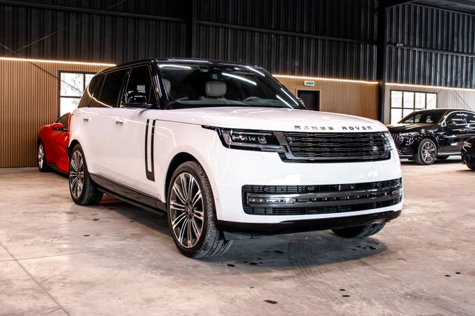 مستعملة ⁦Land Rover Range Rover P530 MHEV LONG V، 4.4 l، 2025⁩ في في الإمارات, دبي من VERONA MOTORS، اللون أبيض. المواصفات اليابانية | AUTO.AE | إعلان #287158