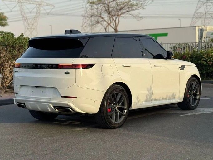 Подержанный Land Rover Range Rover Sport P400 MHEV III, 3.0 л, 2023 в Дубае от Royal Motors Белый цвет. GCC | AUTO.AE