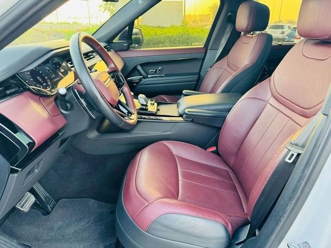 Подержанный Land Rover Range Rover Sport P400 MHEV III, 3.0 л, 2023 в Дубае от Royal Motors Белый цвет. GCC | AUTO.AE