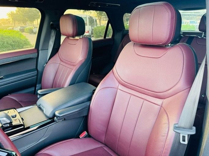 Подержанный Land Rover Range Rover Sport P400 MHEV III, 3.0 л, 2023 в Дубае от Royal Motors Белый цвет. GCC | AUTO.AE