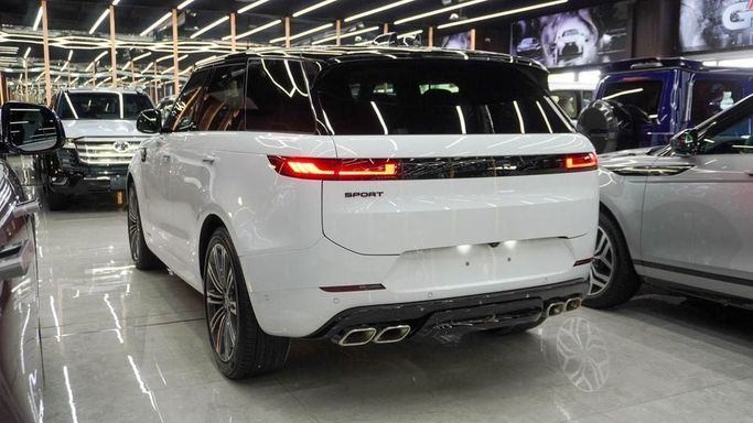 Новый Land Rover Range Rover Sport P530 III, 4.4 л, 2025 в Дубае от Najem Motors Белый цвет. Европейская | AUTO.AE
