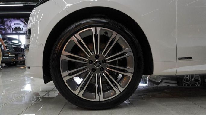 Новый Land Rover Range Rover Sport P530 III, 4.4 л, 2025 в Дубае от Najem Motors Белый цвет. Европейская | AUTO.AE