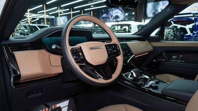 Новый Land Rover Range Rover Sport P530 III, 4.4 л, 2025 в Дубае от Najem Motors Белый цвет. Европейская | AUTO.AE