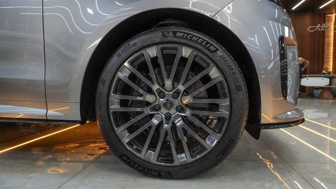 Новый Land Rover Range Rover Sport P530 MHEV V, 4.4 л, 2025 в Дубае от Najem Motors Серый цвет. Европейская | AUTO.AE