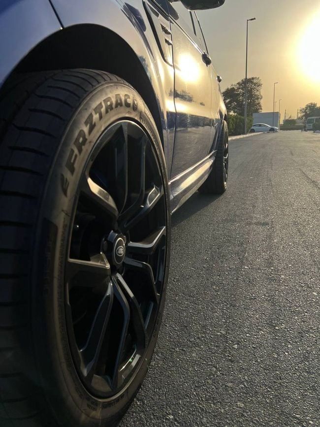 Подержанный Land Rover Range Rover Sport P550e II, 5.0 л, 2015 в Дубае от Al Faisal Motors Синий цвет. GCC | AUTO.AE