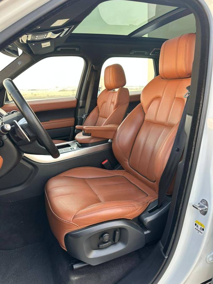 Подержанный Land Rover Range Rover Sport P380 II, 3.0 л, 2016 в Дубае от Alzahiah Cars Белый цвет. Европейская | AUTO.AE
