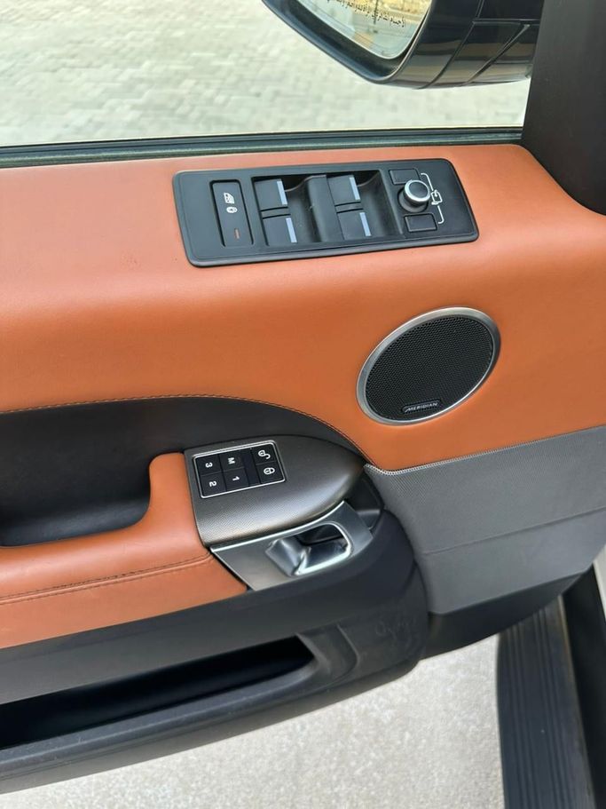 Подержанный Land Rover Range Rover Sport P380 II, 3.0 л, 2016 в Дубае от Alzahiah Cars Белый цвет. Европейская | AUTO.AE