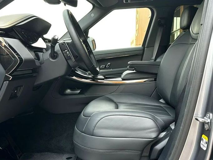 Подержанный Land Rover Range Rover Sport P460e III, 3.0 л, 2025 в Дубае от 8 Ba Motors Серый цвет. Европейская | AUTO.AE