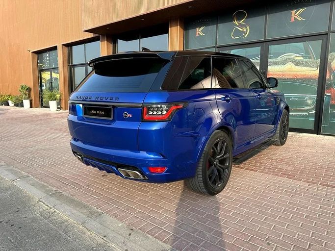 Подержанный Land Rover Range Rover Sport SVR II Рестайлинг, 5.0 л, 2018 в Дубае от 8 Ba Motors Синий цвет. GCC | AUTO.AE