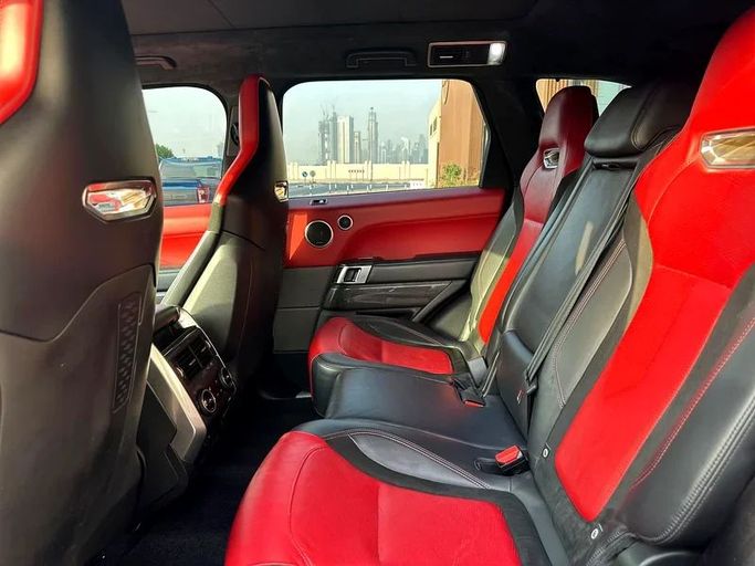 Подержанный Land Rover Range Rover Sport SVR II Рестайлинг, 5.0 л, 2018 в Дубае от 8 Ba Motors Синий цвет. GCC | AUTO.AE