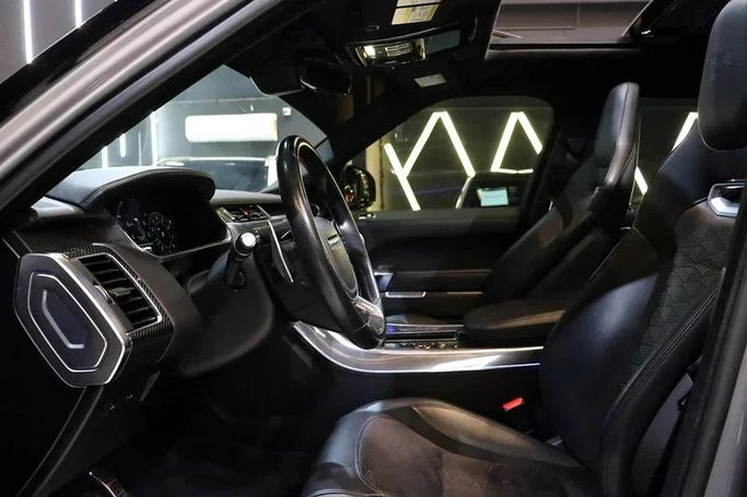 Подержанный Land Rover Range Rover Sport SVR II Рестайлинг, 5.0 л, 2020 в Дубае от Billionaire Motors Серебристый цвет. Американская | AUTO.AE