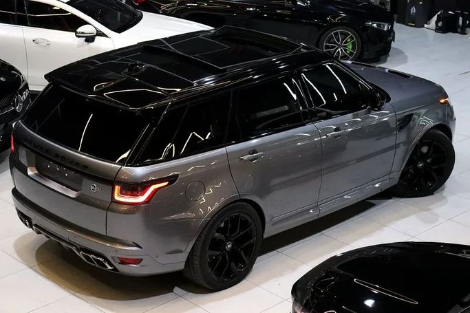 Подержанный Land Rover Range Rover Sport SVR II Рестайлинг, 5.0 л, 2020 в Дубае от Billionaire Motors Серебристый цвет. Американская | AUTO.AE