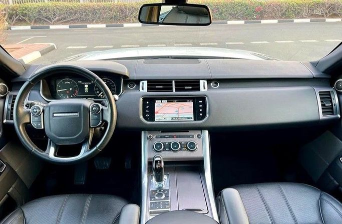 Подержанный Land Rover Range Rover Sport P340 II, 3.0 л, 2016 в Дубае от Designo Cars Trading Белый цвет. GCC | AUTO.AE