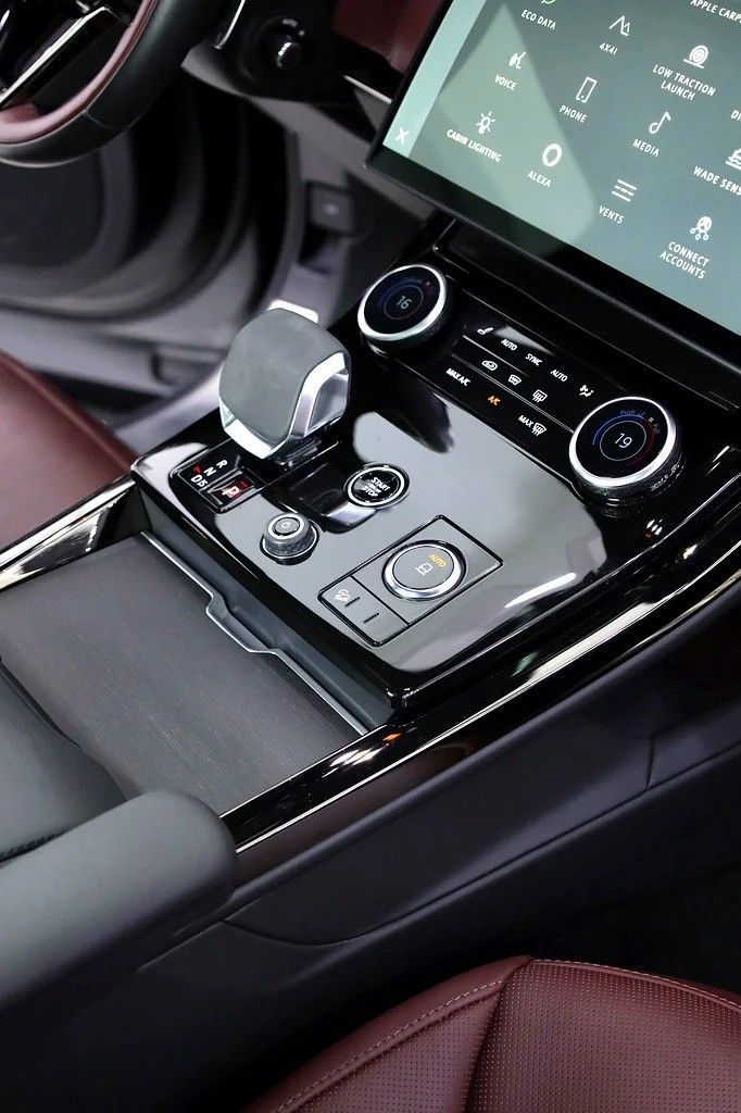 Подержанный Land Rover Range Rover Sport P400 MHEV III, 3.0 л, 2023 в Дубае от Al Faris Motors Серый цвет. Other | AUTO.AE