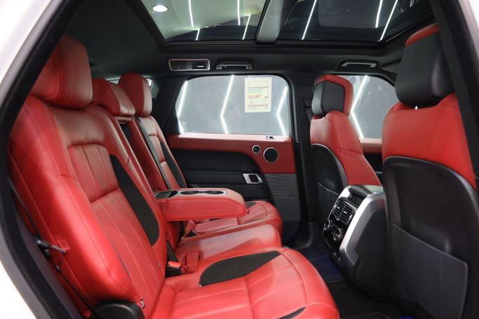 Подержанный Land Rover Range Rover Sport P525 II Рестайлинг, 5.0 л, 2022 в Дубае от Sanam Cars Белый цвет. GCC | AUTO.AE
