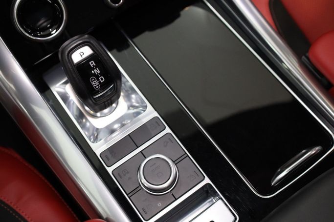 Подержанный Land Rover Range Rover Sport P525 II Рестайлинг, 5.0 л, 2022 в Дубае от Sanam Cars Белый цвет. GCC | AUTO.AE