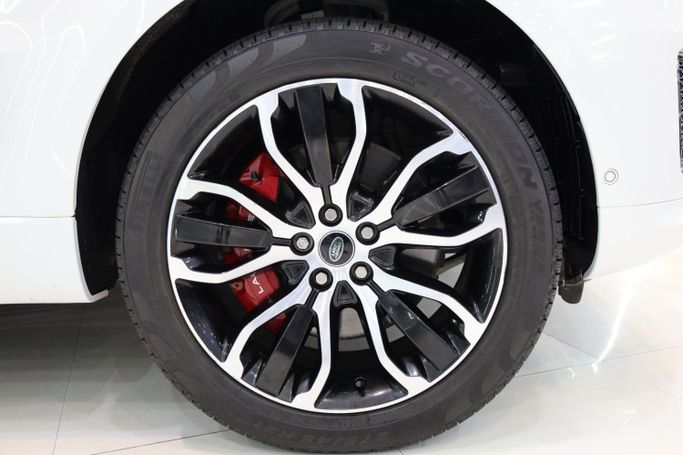 Подержанный Land Rover Range Rover Sport P525 II Рестайлинг, 5.0 л, 2022 в Дубае от Sanam Cars Белый цвет. GCC | AUTO.AE