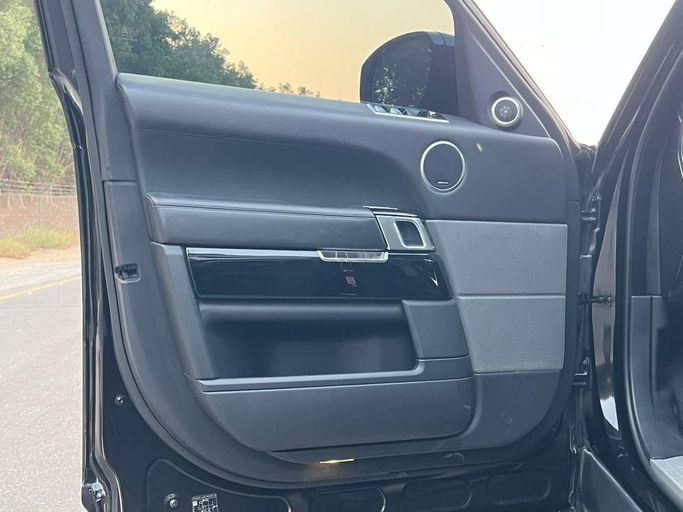 Подержанный Land Rover Range Rover Sport SVR II Рестайлинг, 5.0 л, 2021 в Дубае от Prestige motors Черный цвет. GCC | AUTO.AE