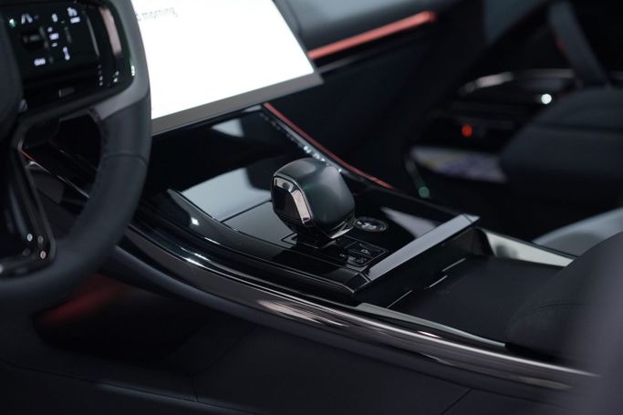 Подержанный Land Rover Range Rover Sport P635 III, 4.4 л, 2024 в Дубае от Oscar Motors Бронзовый цвет.  | AUTO.AE