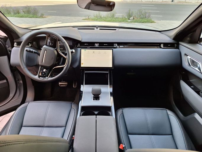 Land Rover Range Rover Velar P250 I Рестайлинг, 2024 внедорожник 5 дв.  класса в Дубае от Uptown Rent A Car LLC белый цвет | AUTO.AE