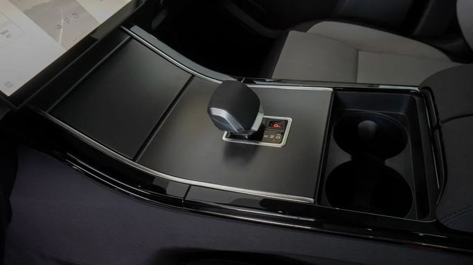Новый Land Rover Range Rover Velar P250 I Рестайлинг, 2.0 л, 2025 в Дубае от Laith Alobaidi Motors Черный цвет. Европейская | AUTO.AE