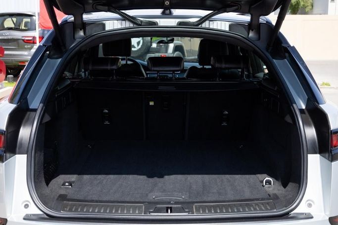 Подержанный Land Rover Range Rover Velar P250 I, 2.0 л, 2021 в Дубае от Linda Cars Серебристый цвет. GCC | AUTO.AE