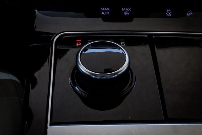 Подержанный Land Rover Range Rover Velar P250 I, 2.0 л, 2018 в Дубае от Linda Cars Белый цвет. GCC | AUTO.AE