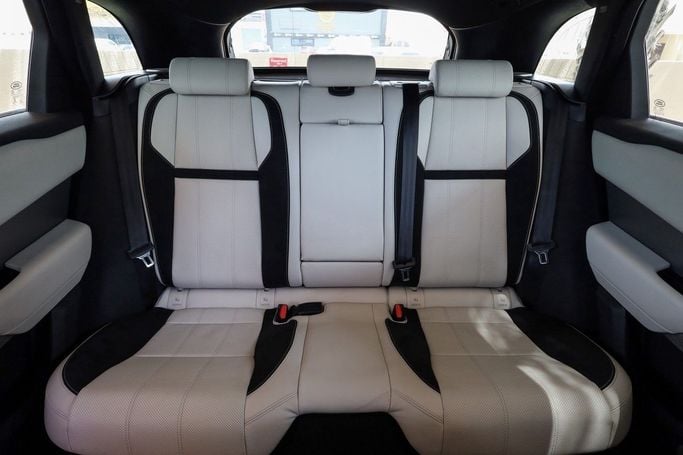 Подержанный Land Rover Range Rover Velar P250 I, 2.0 л, 2018 в Дубае от Linda Cars Белый цвет. GCC | AUTO.AE