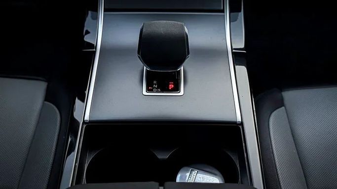 Подержанный Land Rover Range Rover Velar I Рестайлинг, 3.0 л, 2024 в Дубае от MBA Motors Белый цвет. GCC | AUTO.AE