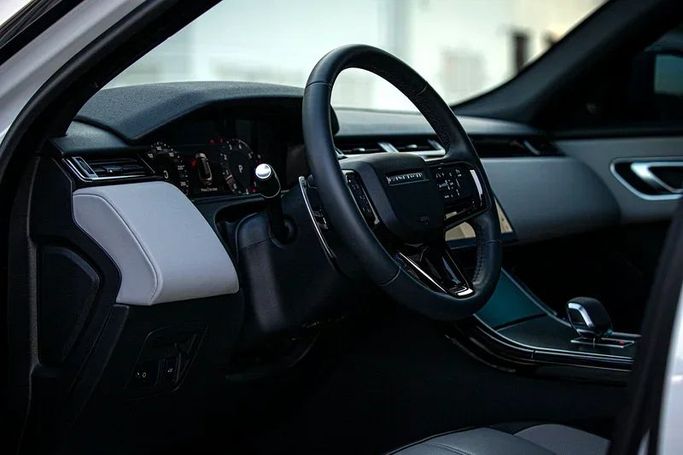 Подержанный Land Rover Range Rover Velar I Рестайлинг, 3.0 л, 2024 в Дубае от MBA Motors Белый цвет. GCC | AUTO.AE