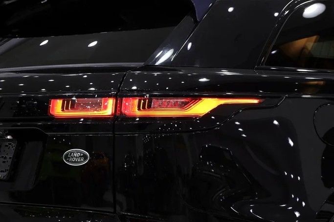 Подержанный Land Rover Range Rover Velar P300 I, 2.0 л, 2020 в Дубае от Al Faris Motors Черный цвет. Other | AUTO.AE