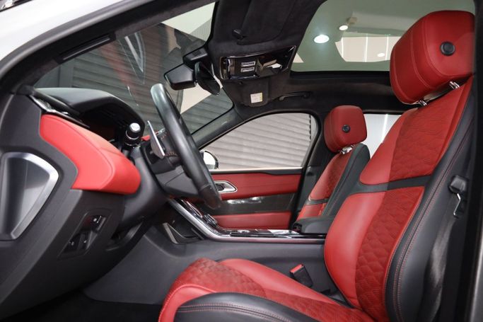 Подержанный Land Rover Range Rover Velar P550 I, 5.0 л, 2020 в Дубае от Sanam Cars Белый цвет. GCC | AUTO.AE